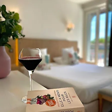 Les Deux Coteaux Hotel